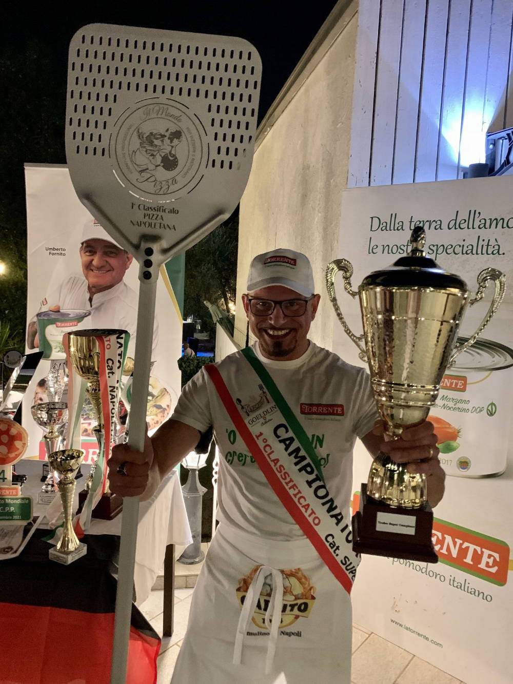 Francesco Ialazzo mit Pokal, Siegerschaufel und Schärpe bei der Siegerehrung 2021