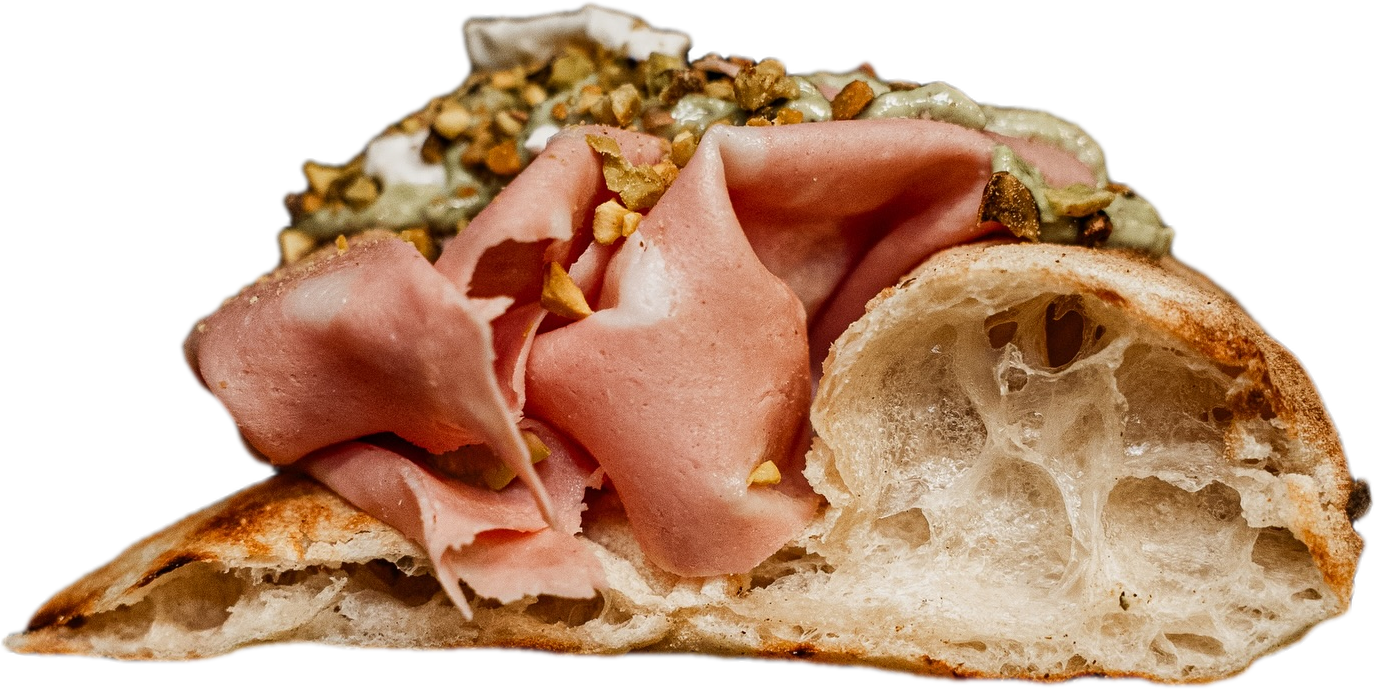 Stück Pizza Mortadella e Pistacchio im Anschnitt: Mortadella, Pistaziencreme und gehackte Pistazien auf großporigem, luftigem Rand
