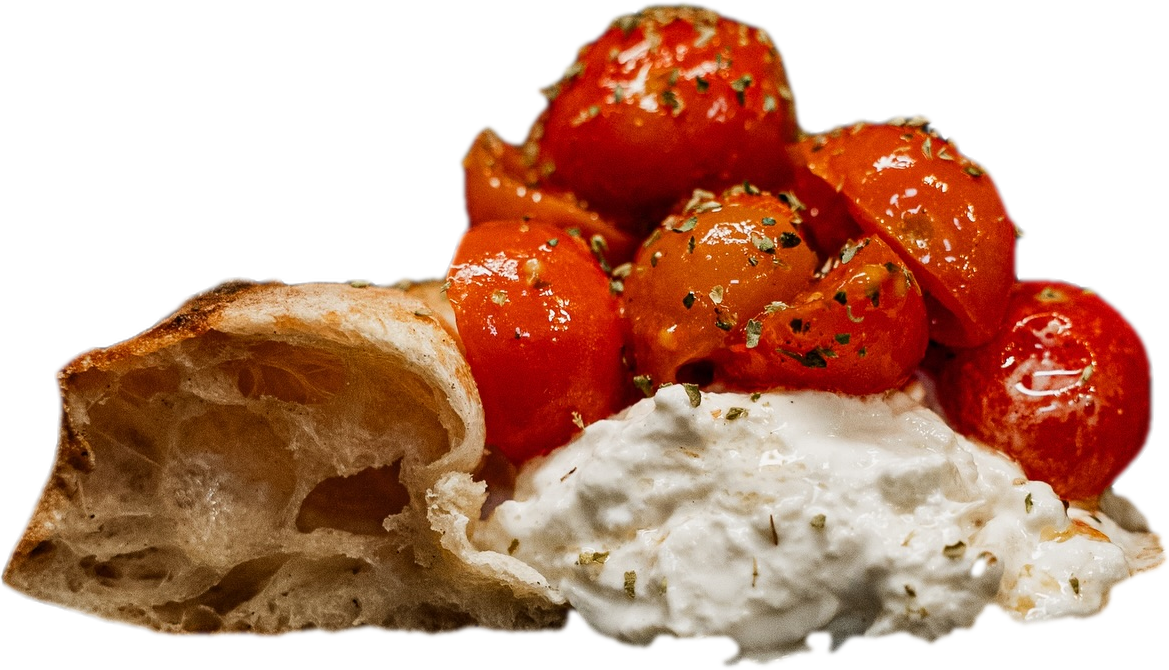 Pizzastück im Profil mit Burrata und Kirschtomaten auf hohem, luftigem Rand