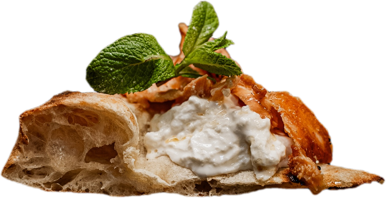 Pizzastück im Profil mit Burrata, gegrilltem Lachs und Minze, im Rand große Luftblasen
