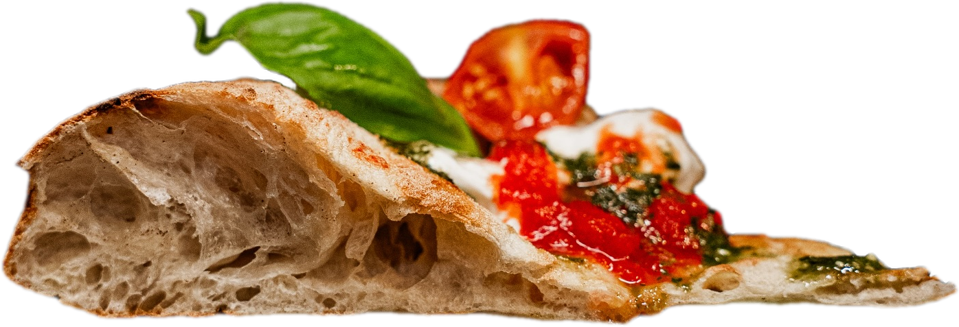 Flaches Pizzastück im Profil mit Kirschtomate und Basilikum auf knusprigem, aufgegangenem Rand